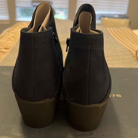 GH Bass Navy Ankle Bootie. NIB. Size 8.5 - Picture 3 of 5
